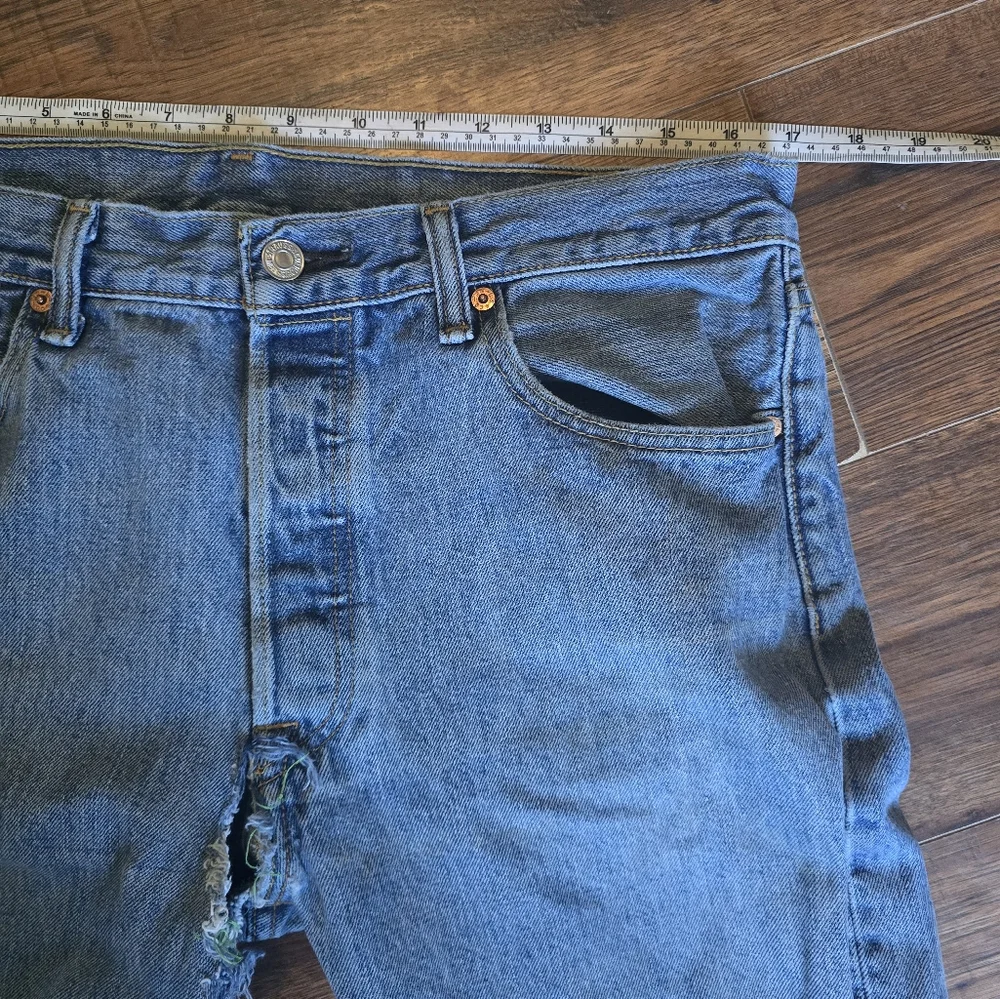 Levi's 501 Straightleg Jeans - Picture 6 of 9